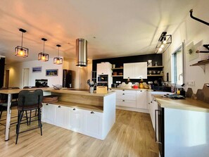 Private kitchen - La Montbourgeoise, Stylish House Close to the Town Center (Montebourg)