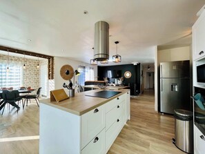 Wasserkocher mit Kaffee-/Teezubehör, Kühlschrank, Mikrowelle, Ofen