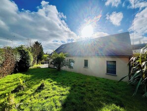 Property grounds - La Montbourgeoise, Stylish House Close to the Town Center (Montebourg)