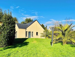 Exterior - La Montbourgeoise, Stylish House Close to the Town Center (Montebourg)