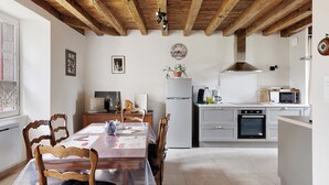 Private kitchen - Holiday Home 'Gite Village De La Pierre De Masgot' with Private Terrace, Private Garden and Wi-Fi (Fransèches)