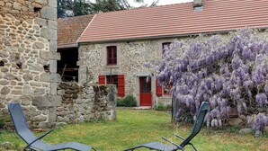 Property grounds - Holiday Home 'Gite Village De La Pierre De Masgot' with Private Terrace, Private Garden and Wi-Fi (Fransèches)