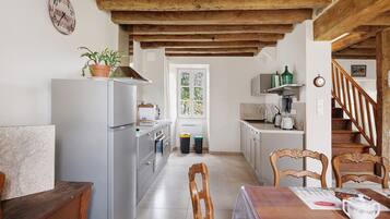 Cafetera y tetera, refrigerador, microondas y horno