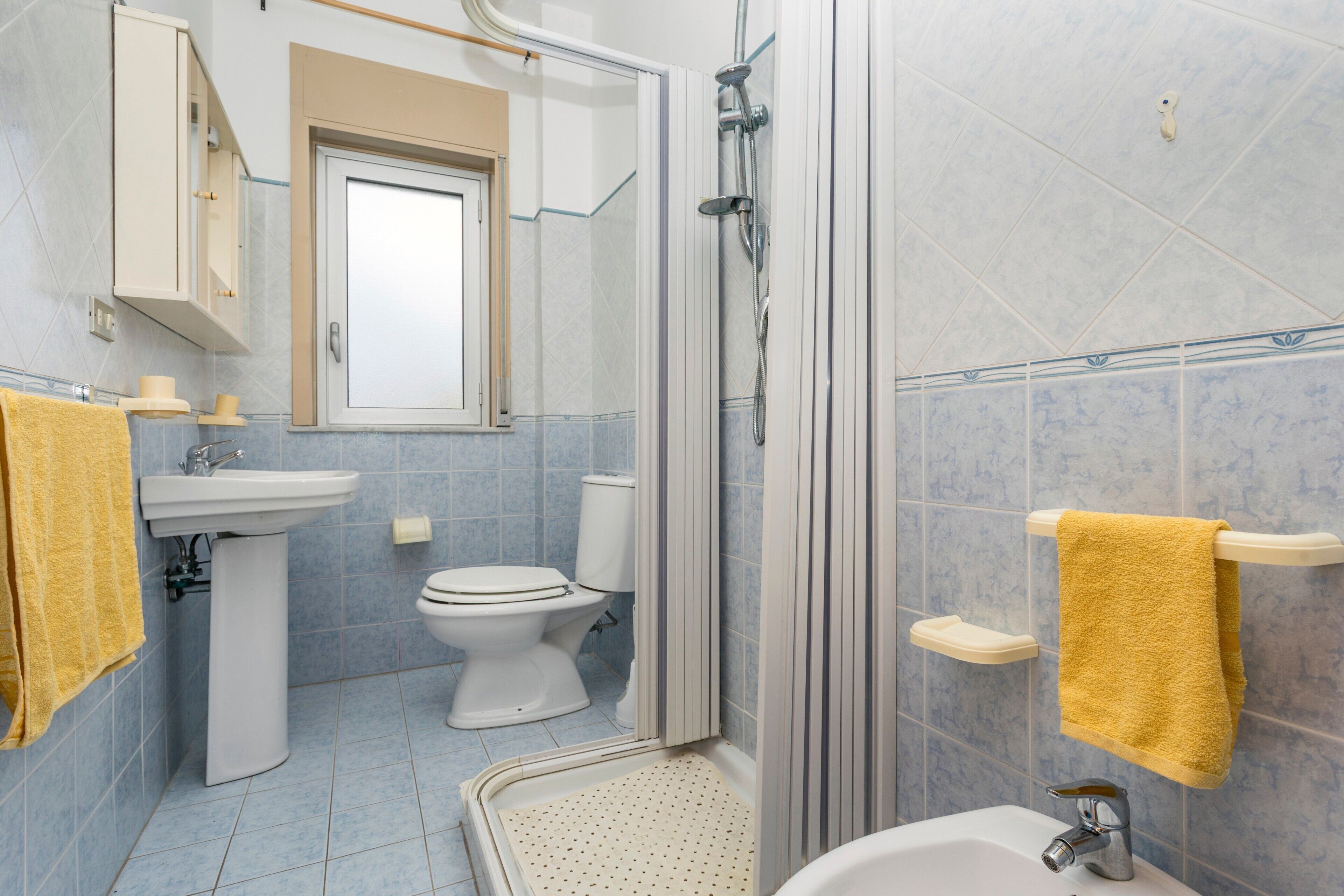 Een douche, een haardroger, handdoeken