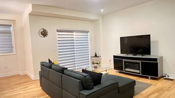 Smart TV, fireplace