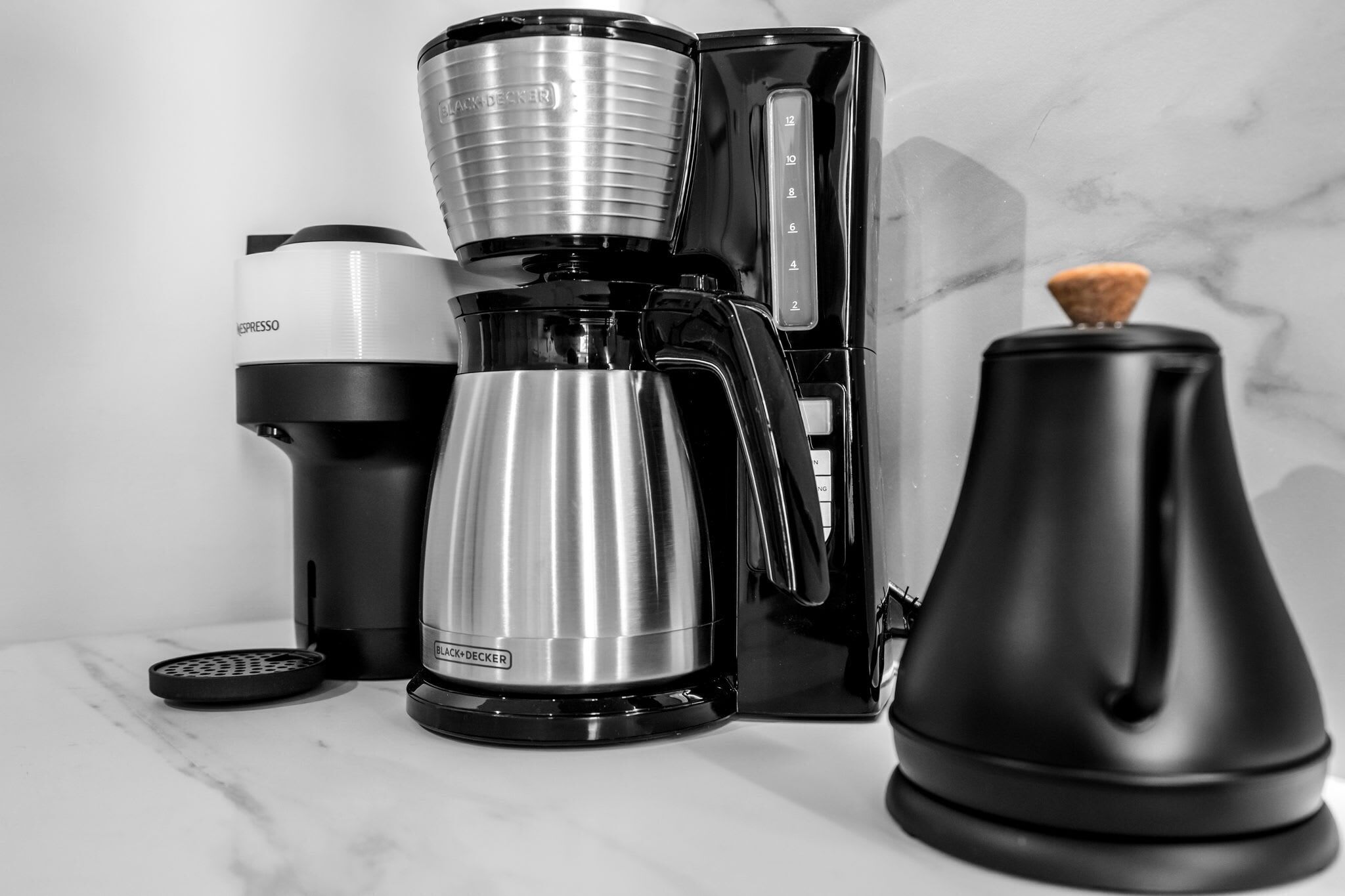 Una cafetera amb pantalla digital i un recipient per al cafè.