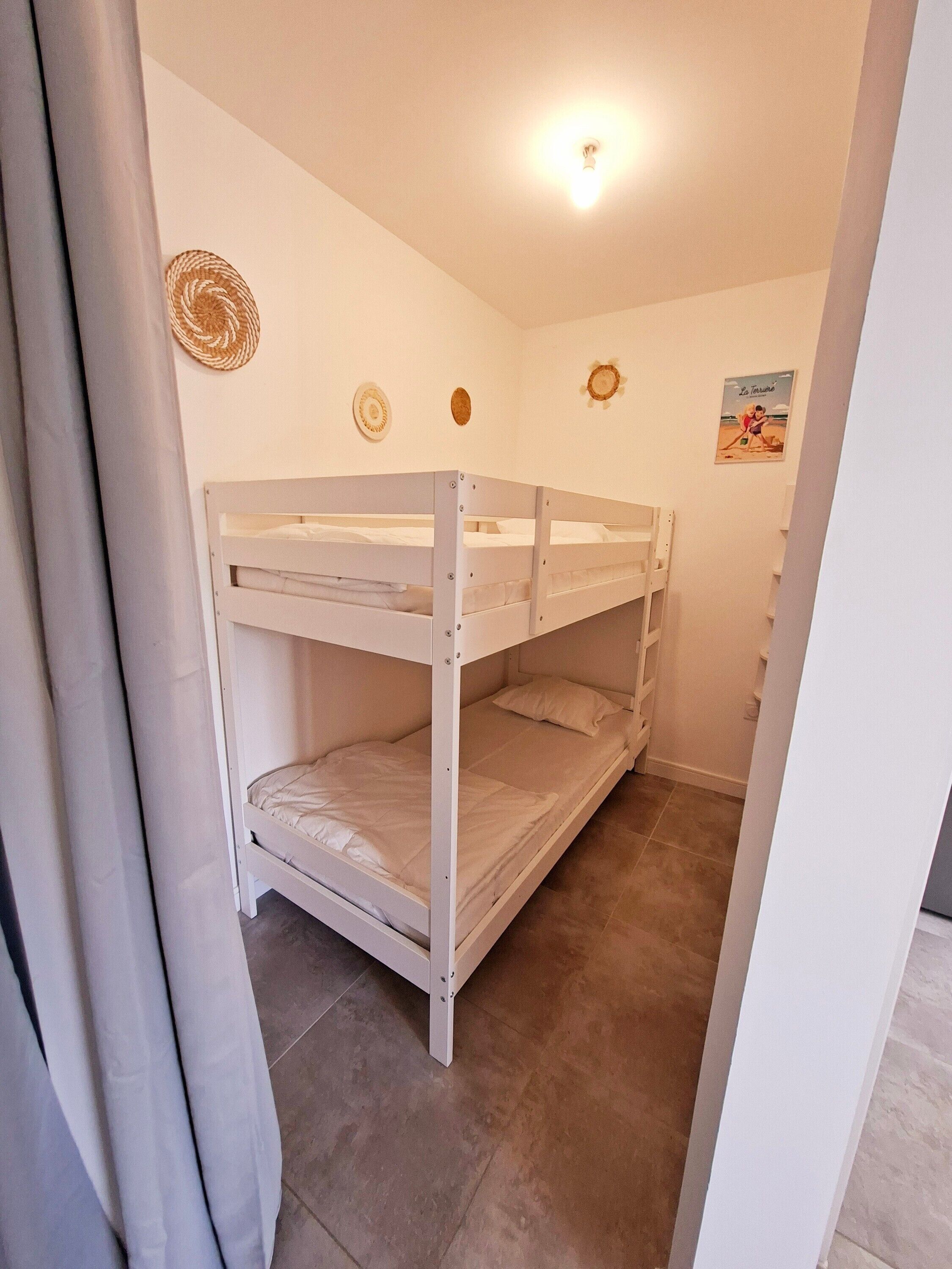 2 bedrooms, iron/ironing board, WiFi