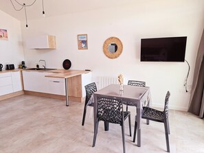 Dining - La Maison de Fabien – Shared Pool – Near the Beach (La Tranche-sur-Mer)