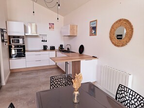 Fridge, microwave, oven, stovetop - La Maison de Fabien – Shared Pool – Near the Beach (La Tranche-sur-Mer)