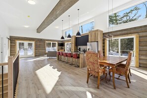 Fridge, microwave, oven, stovetop - Nature, Comfort, and Getaway | Chalet AKIA (Saint-Gabriel-de-Brandon)