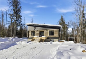 Exterior - Nature, Comfort, and Getaway | Chalet AKIA (Saint-Gabriel-de-Brandon)
