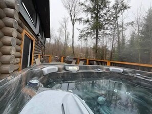 Outdoor spa tub - Nature, Comfort, and Getaway | Chalet AKIA (Saint-Gabriel-de-Brandon)