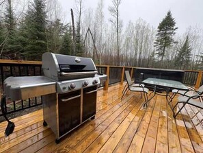 Outdoor dining - Nature, Comfort, and Getaway | Chalet AKIA (Saint-Gabriel-de-Brandon)