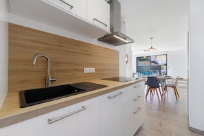 Fridge, microwave, oven, stovetop - Mimosas Apartment 400m from the Beach (La Tranche-sur-Mer)
