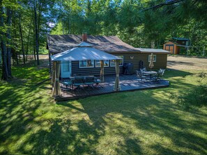 Outdoor dining - Cozy Log Cabin Escape on Lake Emily (Florence)
