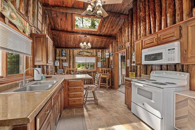 Cozy Log Cabin Escape on Lake Emily