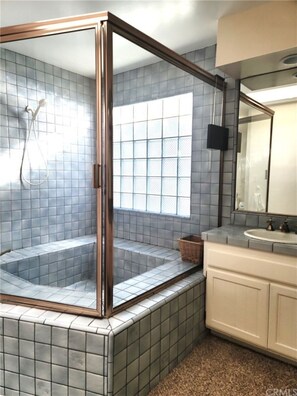 Hair dryer, towels, soap, toilet paper - 3BR/3BA Pet-Friendly, 2 Blocks to Beach, Walk to Dining & Coffee (Seal Beach)