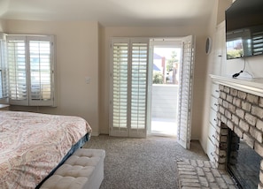 3 bedrooms, iron/ironing board, WiFi, bed sheets - 3BR/3BA Pet-Friendly, 2 Blocks to Beach, Walk to Dining & Coffee (Seal Beach)