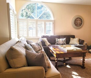 Living area - 3BR/3BA Pet-Friendly, 2 Blocks to Beach, Walk to Dining & Coffee (Seal Beach)