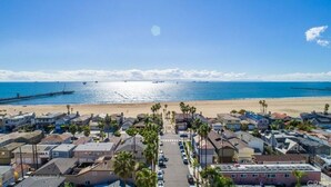 A coastal residential area with a beach, houses, and a pier. - 3BR/3BA Pet-Friendly, 2 Blocks to Beach, Walk to Dining & Coffee (Seal Beach)