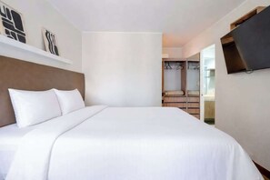 3 bedrooms, desk, iron/ironing board, travel cot - Centric and Cozy Apt 3bed 2.5 bath w/ Free parking (Miraflores)