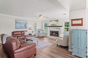 TV, fireplace, offices - Lakefront Sunsets @ Blue Heron Hideaway! (Eatonton)