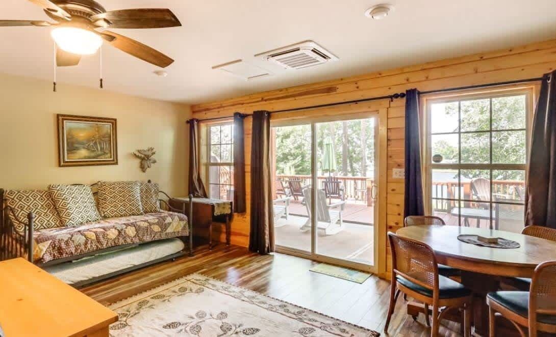 Televisio, takka, työhuone