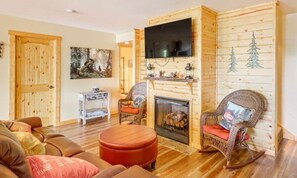 TV, fireplace, offices - Sheffield Lake Lodge @ Sinclair (Sparta)