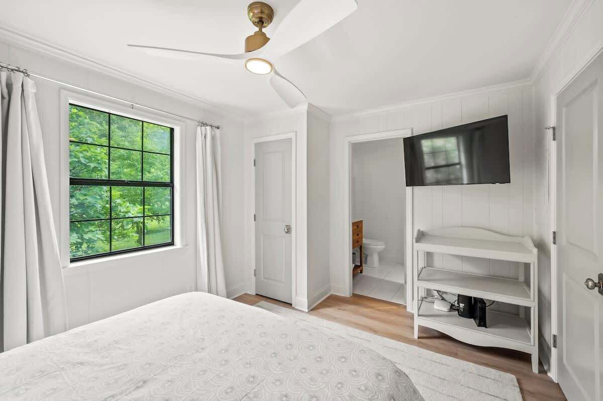 4 عدّة غرف نوم ومكواة/لوح كي وواي فاي وملاءات أسرّة