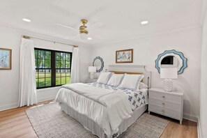 5 bedrooms, iron/ironing board, WiFi, bed sheets - Sensational Sinclair Retreat (Milledgeville)