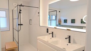 Shower, hair dryer, towels, soap - Berth 3 - close to the beach and modern (Timmendorfer Strand)