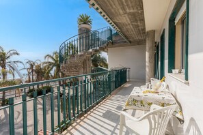 Outdoor dining - Apartment 'I Ciottoli Dello Ionio - Apt 18' with Sea View, Shared Terrace and Balcony (Mascali)