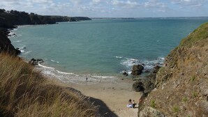 A coastal beach with rocky cliffs and a clear view of the sea. - Cosy House Just Steps Away From the sea (Lamballe-Armor)