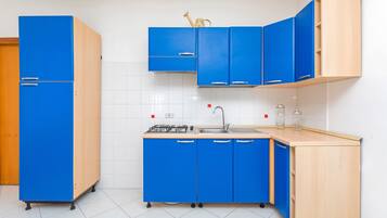 Frigorifero, piano cottura, pentole/stoviglie/utensili