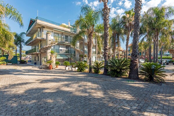 Unclassified image, 1 of 22, button - Apartment 'I Ciottoli Dello Ionio - Apt 10' with Sea View, Shared Terrace and Balcony (Mascali)