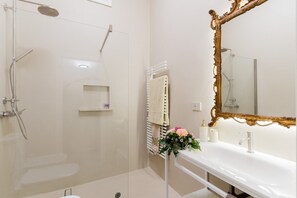 Douche, sèche-cheveux, serviettes fournies