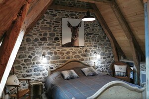 2 habitaciones y tabla de planchar con plancha 