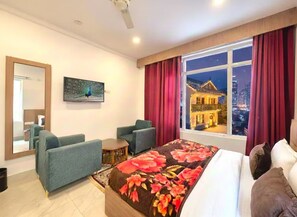 Desk, laptop workspace, blackout curtains, soundproofing - Everglow Retreat White Tulip Guest House (Srinagar)