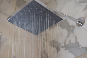 ห้องดีลักซ์ดับเบิล | ห้องน้ำ | รองเท้าสวมภายในห้อง