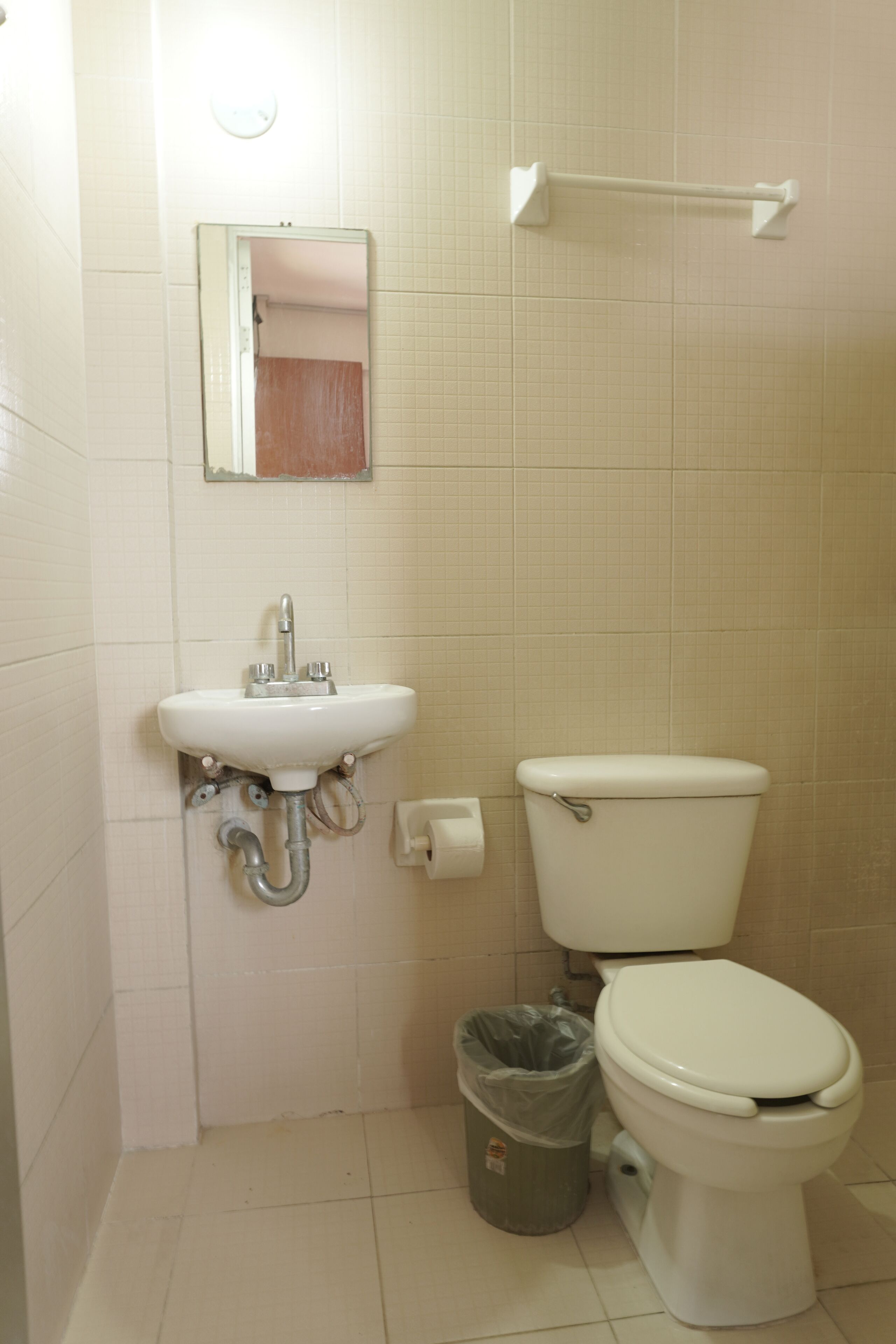 Regadera, toallas, jabón, shampoo 