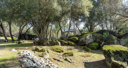 Yosemite Nature Escape: Pvt Gem • Pets • BBQ • Cozy • Split BRs