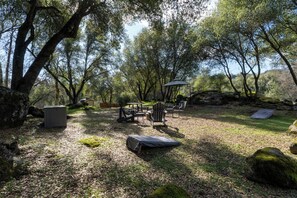 Property grounds - Yosemite Nature Escape: Pvt Gem • Pets • BBQ • Cozy • Split BRs (Mariposa)