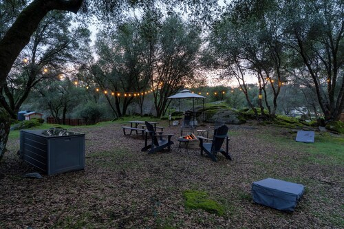 Yosemite Nature Escape: Pvt Gem • Pets • BBQ • Cozy • Split BRs