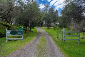 Unclassified image, 4 of 41, button - Yosemite: Nature Escape, Pets, BBQ, Starlink, Split bedrooms, Cozy & Pvt Grounds (Mariposa)