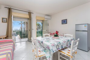 Dining - Apartment 'I Ciottoli Dello Ionio - Apt 10' with Sea View, Shared Terrace and Balcony (Mascali)