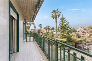 Property grounds - Apartment 'I Ciottoli Dello Ionio - Apt 10' with Sea View, Shared Terrace and Balcony (Mascali)