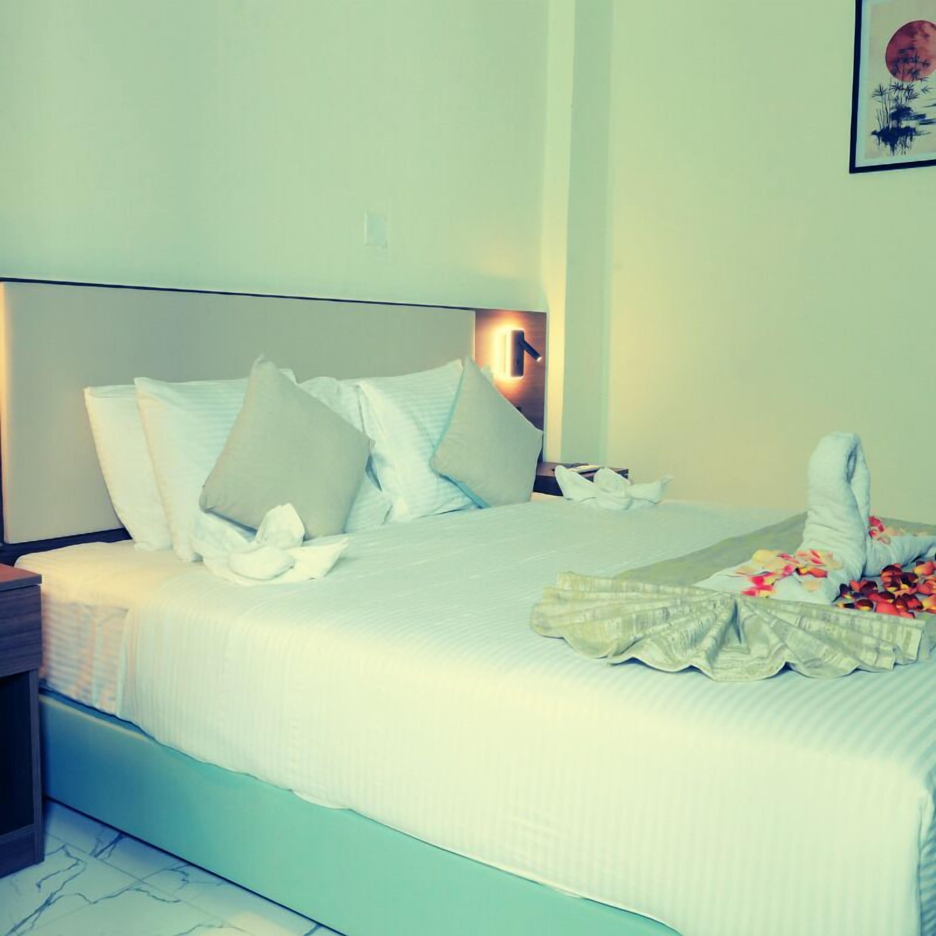 Escritorio, wifi gratis y ropa de cama 