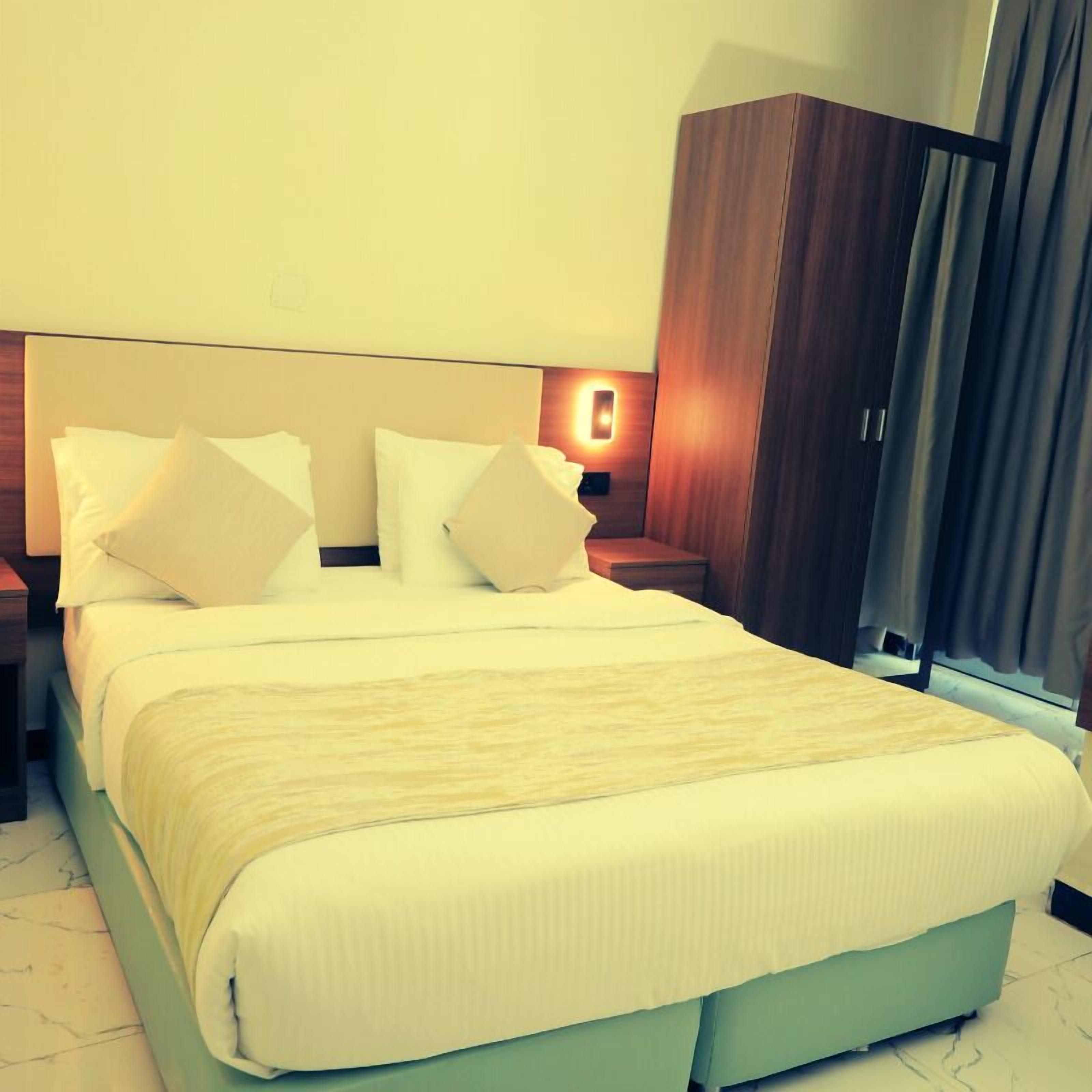 Escritorio, wifi gratis y ropa de cama 