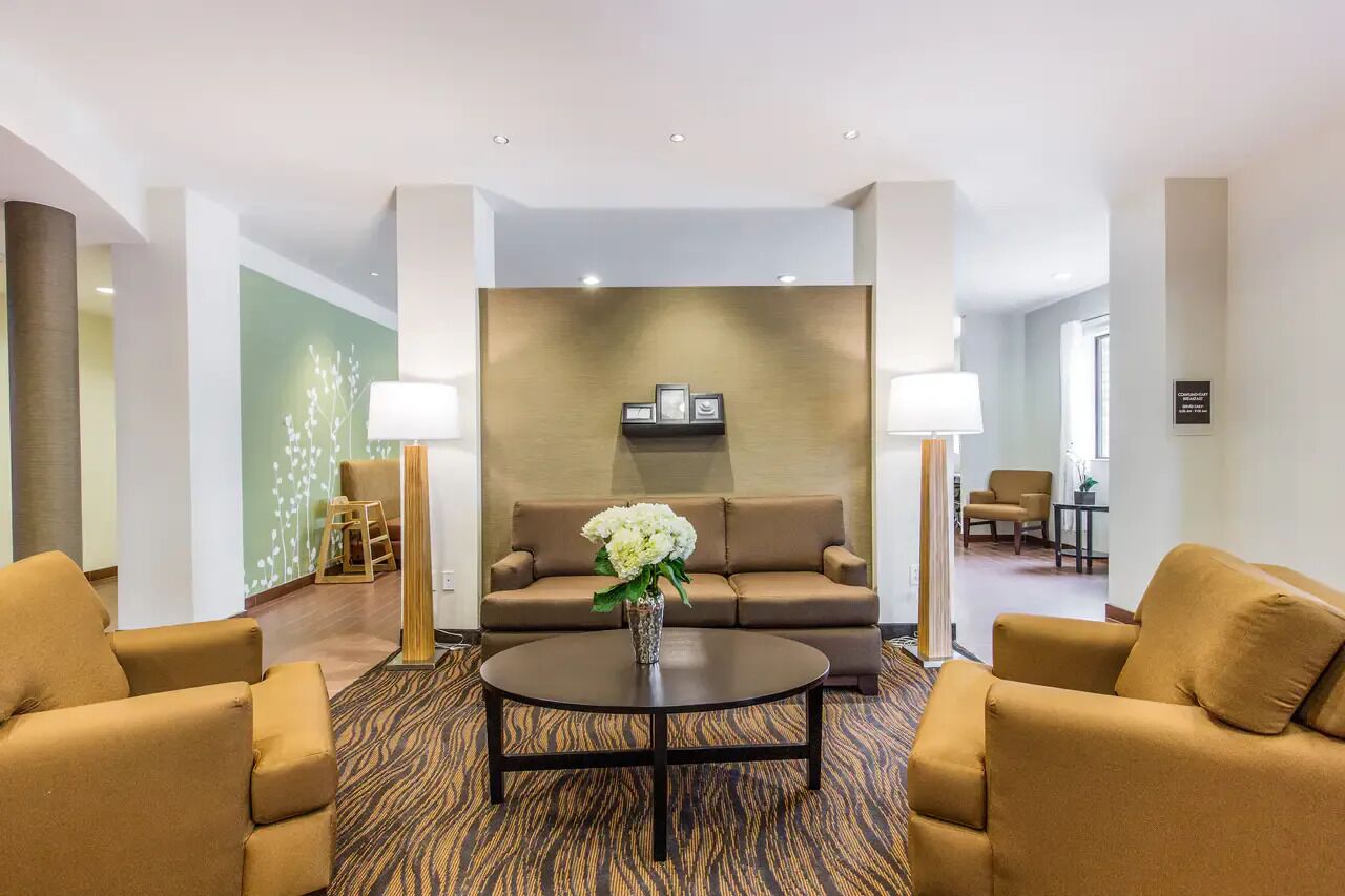 Experience Comfort With Plush Bedding In A Clean, Quiet Location In Dallas - Dallas