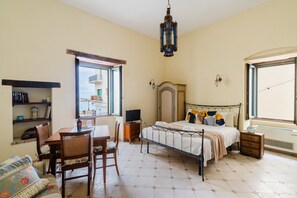 1 slaapkamer, een strijkplank/strijkijzer, wifi, beddengoed